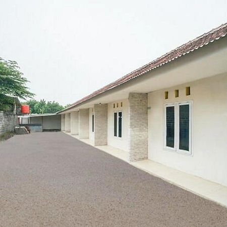 Vegas Homestay Redpartner Probolinggo Exterior photo